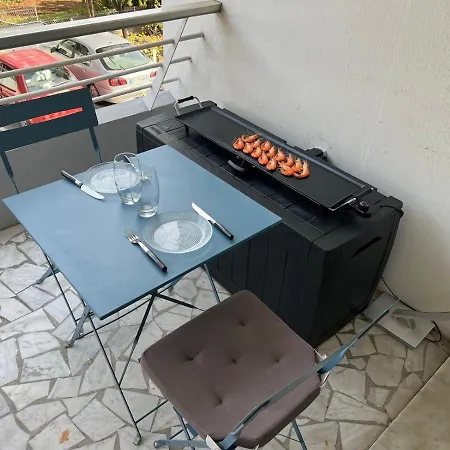 Seafront - Beautiful Flat With Aircon And Comfortable Loggia ヴァロリス