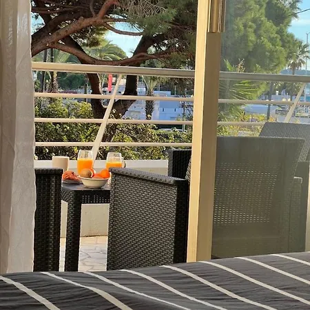 アパート Seafront - Beautiful Flat With Aircon And Comfortable Loggia