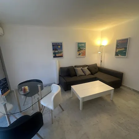Seafront - Beautiful Flat With Aircon And Comfortable Loggia Lägenhet *